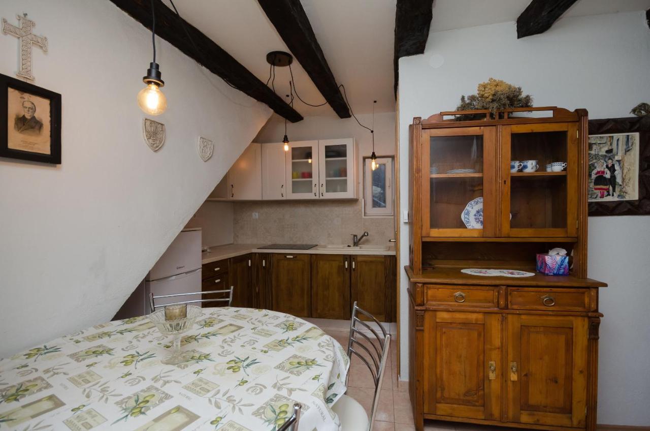 Under Ancient Roofs Vrbnik Apartment Exterior photo