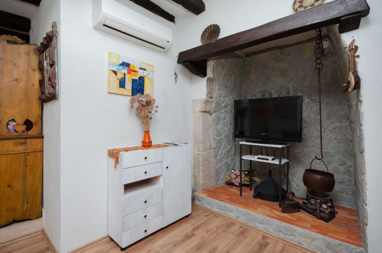 Under Ancient Roofs Vrbnik Apartment Exterior photo