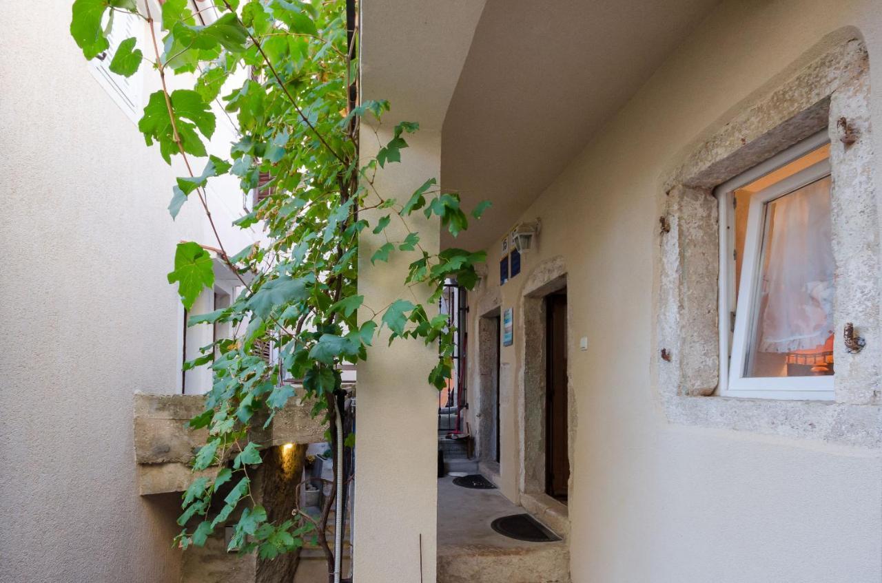 Under Ancient Roofs Vrbnik Apartment Exterior photo