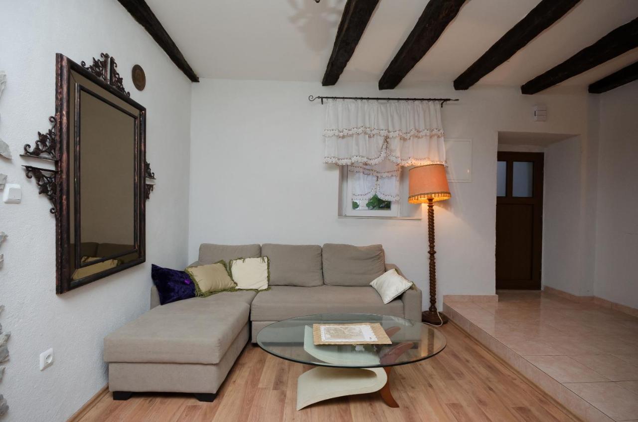 Under Ancient Roofs Vrbnik Apartment Exterior photo