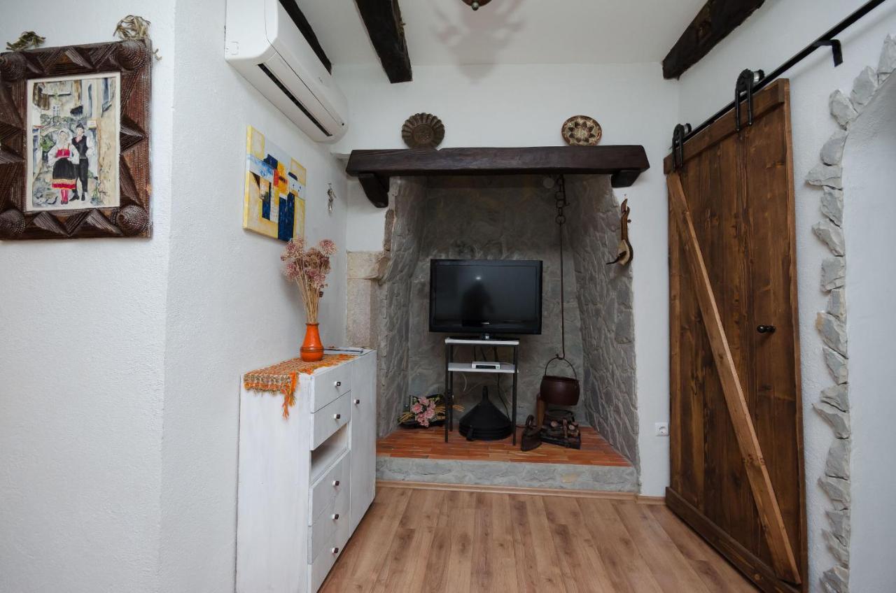 Under Ancient Roofs Vrbnik Apartment Exterior photo